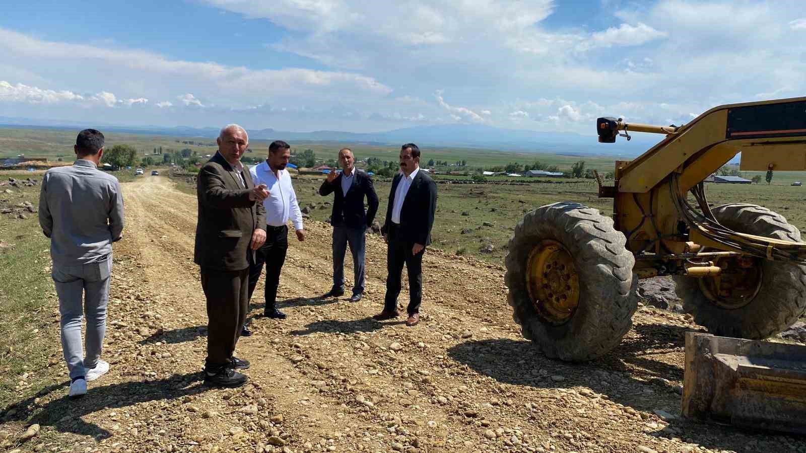 Arpa&ccedil;ay&rsquo;da k&ouml;y yolları yapılıyor
