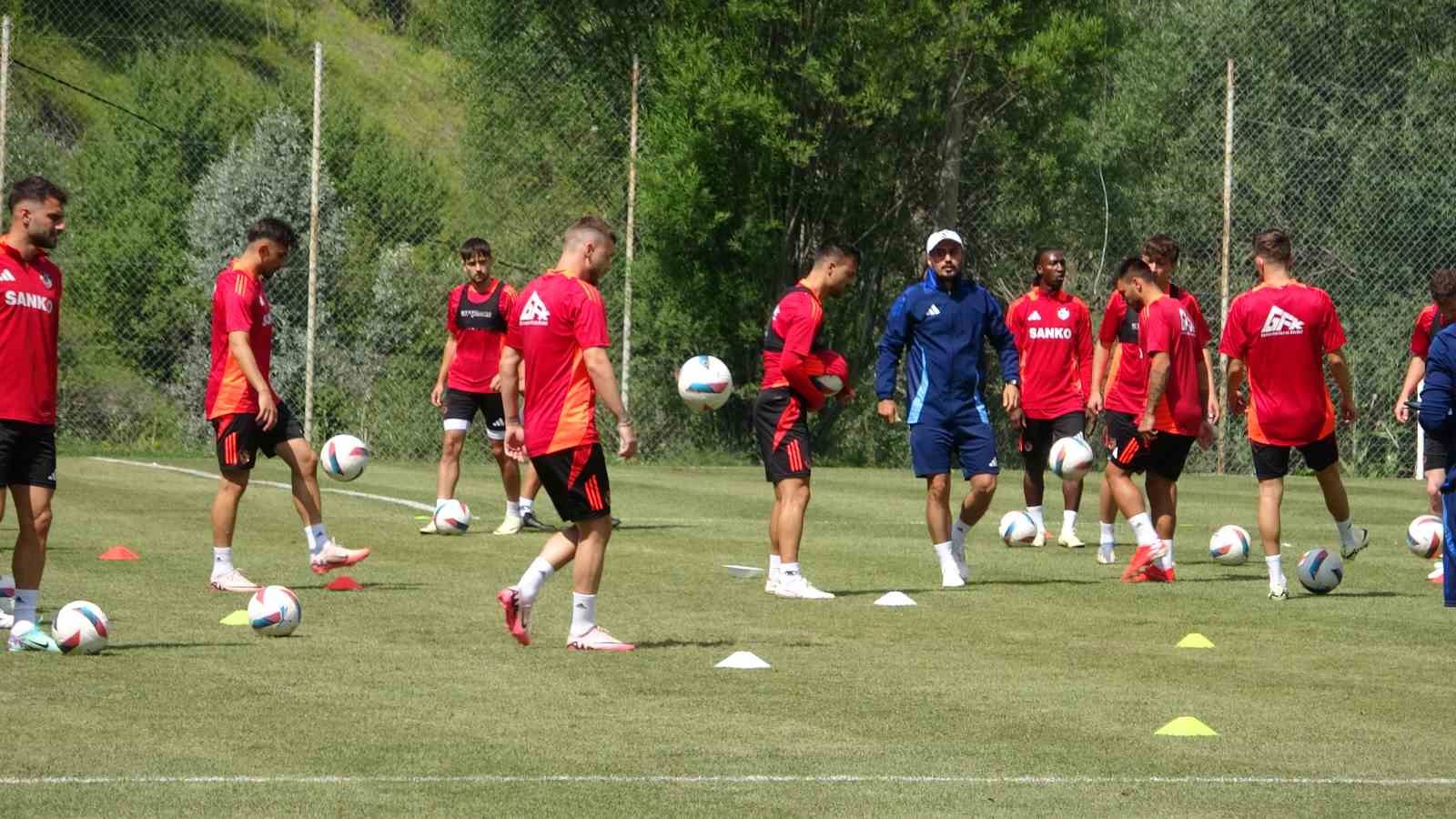 Gaziantep FK, g&uuml;nde &ccedil;ift antrenmanla yeni sezona hazırlanıyor
