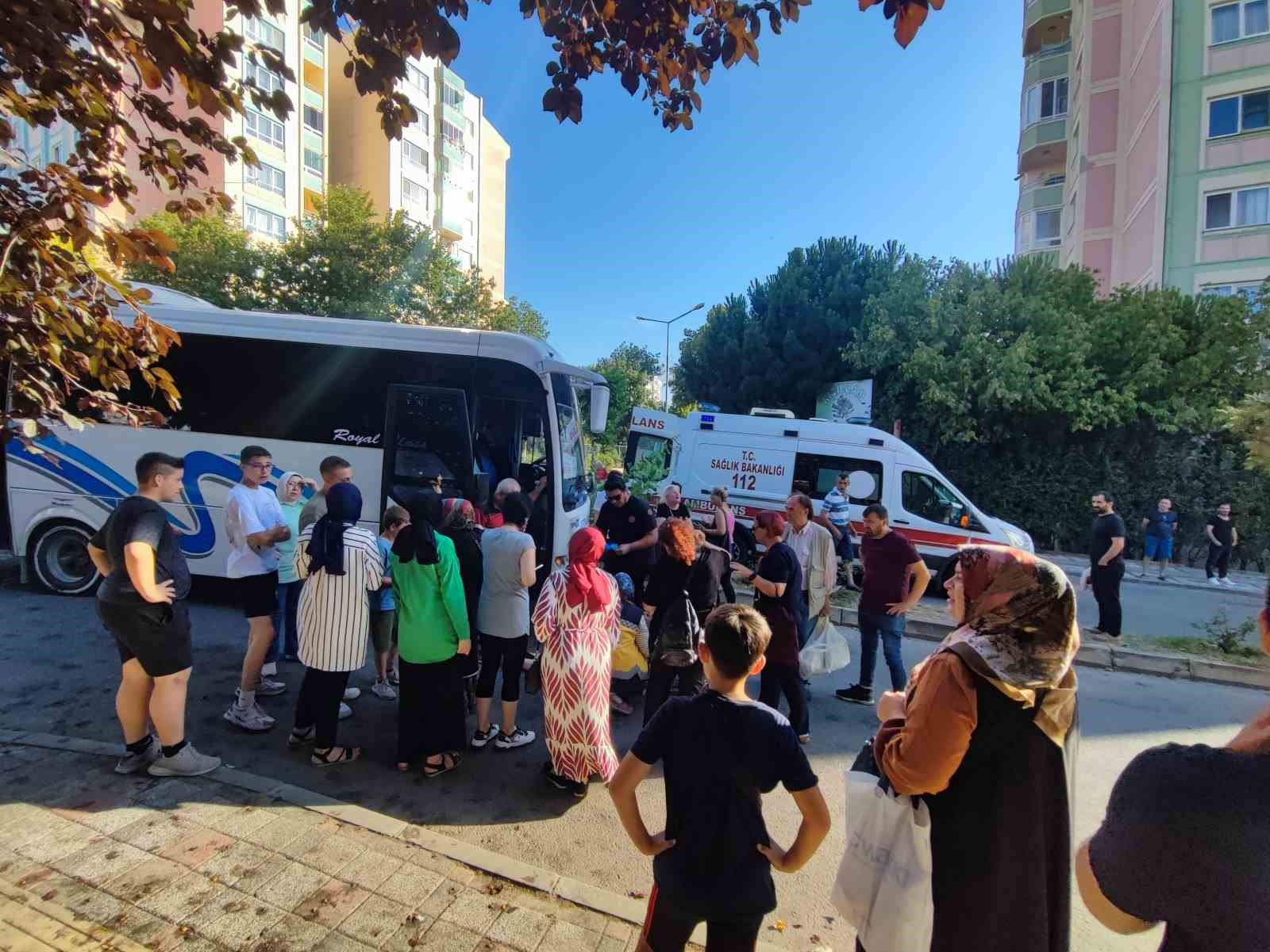 Yolun karşısına ge&ccedil;mek isteyen kadına otob&uuml;s &ccedil;arptı
