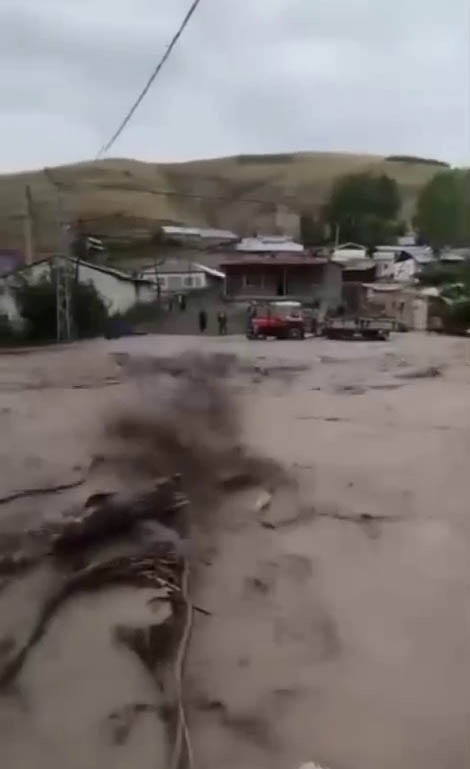 Sağanak yağış Sarıkamış&rsquo;ta sele d&ouml;n&uuml;şt&uuml;
