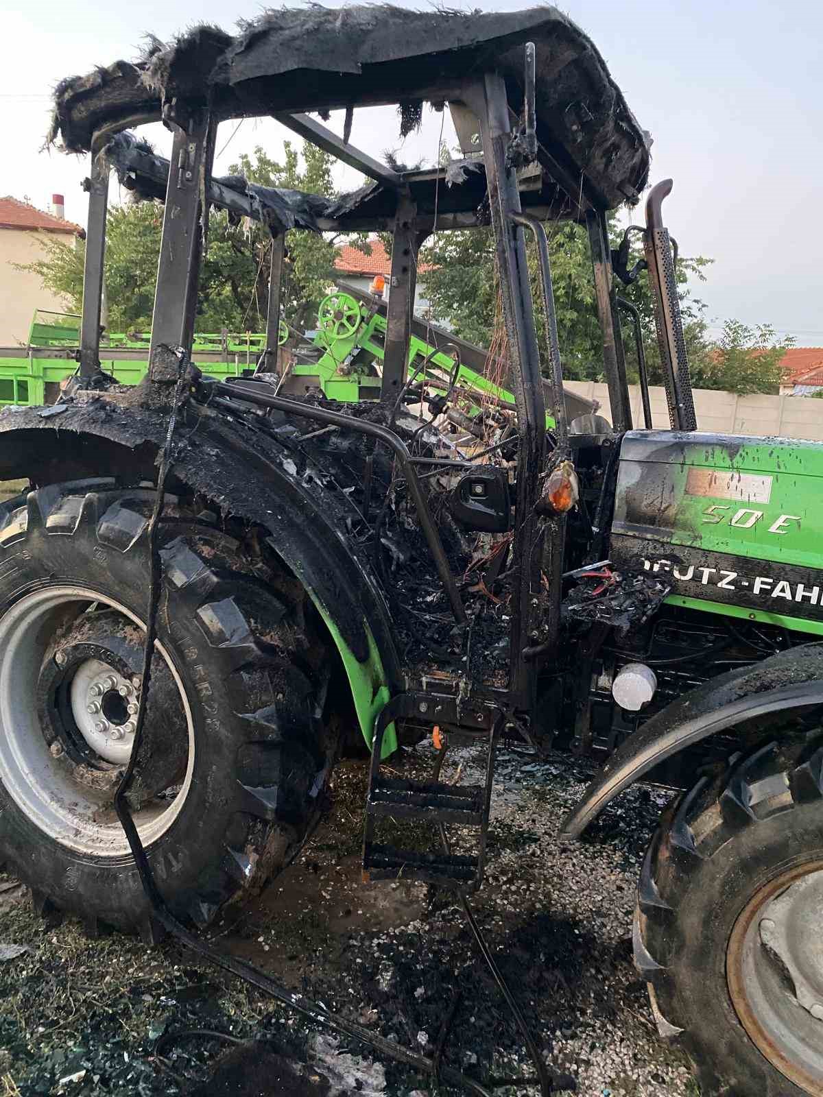 Park halindeki traktör yandı
