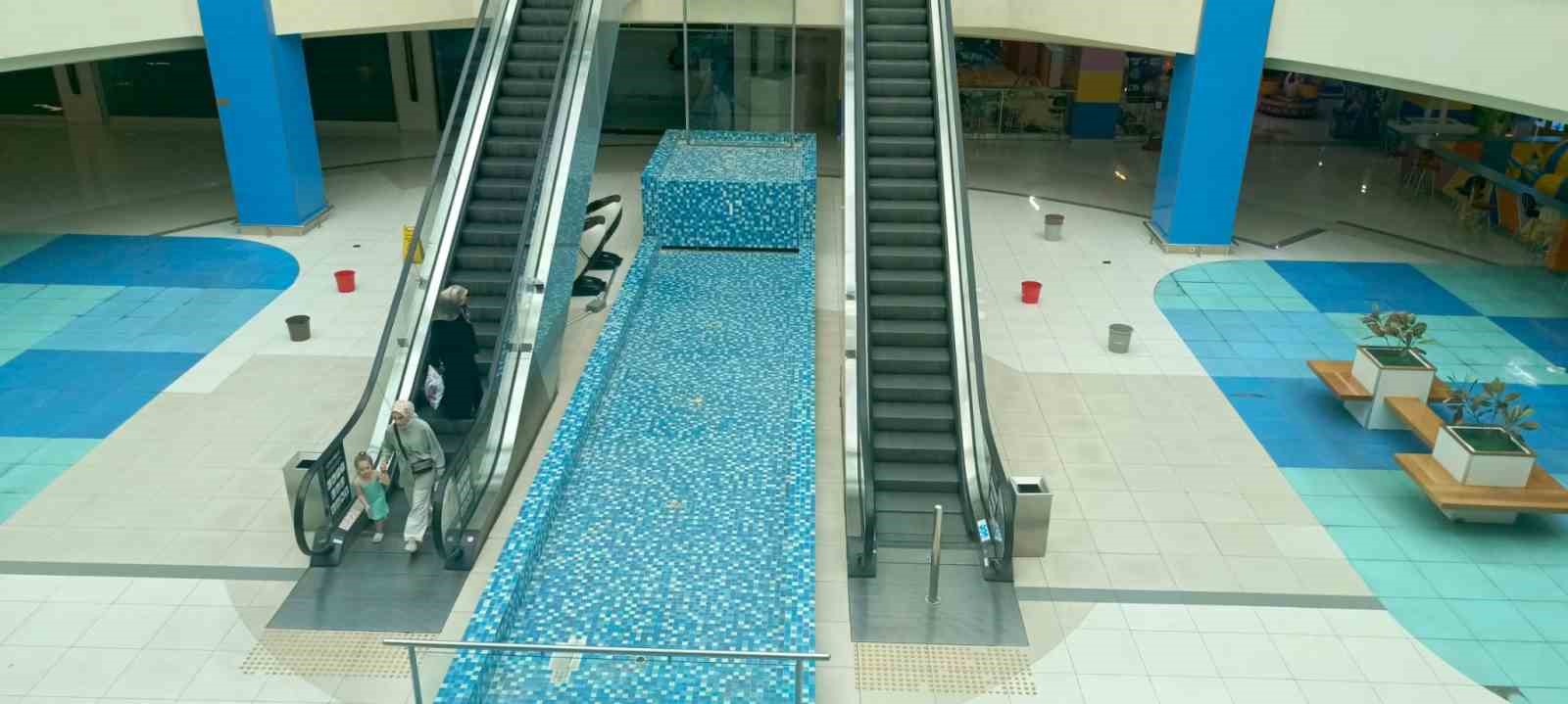 Alışveriş merkezinde yağmur suyuna kovalı &ouml;nlem
