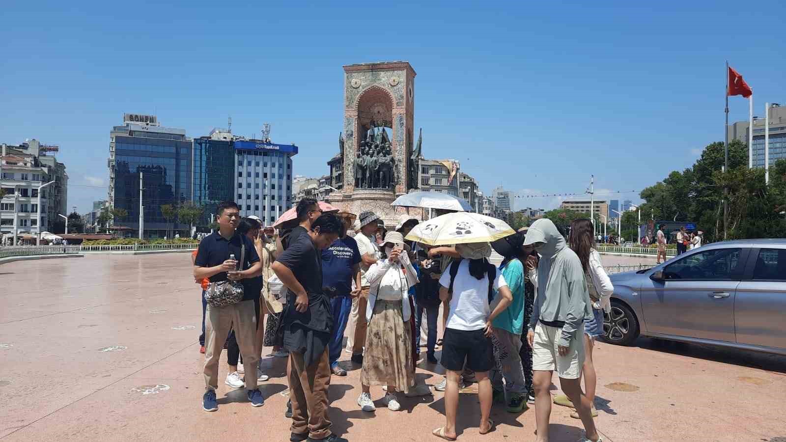 Yerli ve yabancı turistler sıcak havaya rağmen Taksim’e akın etti
