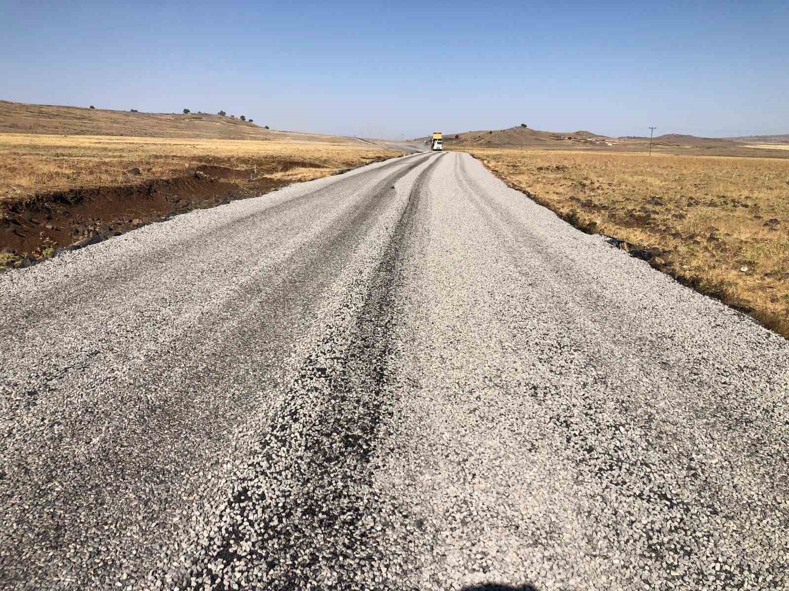 Diyarbakır&rsquo;da kırsal mahallelerde yol yapım &ccedil;alışmaları devam ediyor

