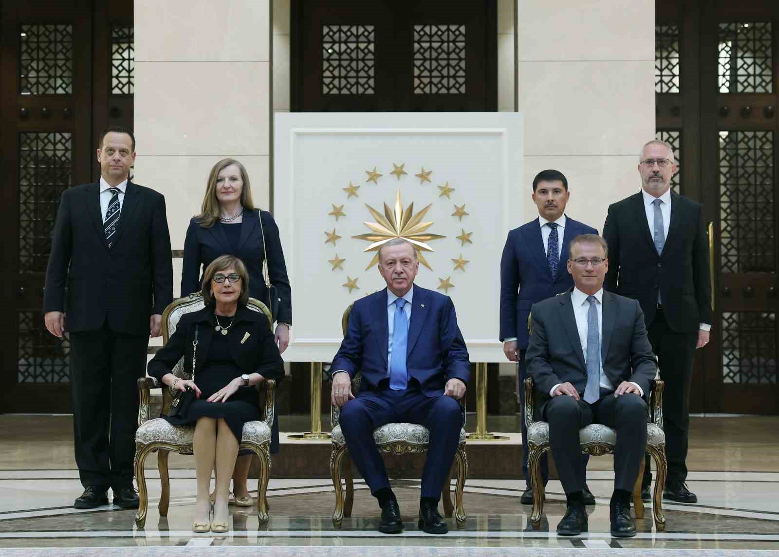 Cumhurbaşkanı Erdoğan&rsquo;a d&ouml;rt &uuml;lkenin b&uuml;y&uuml;kel&ccedil;isinden g&uuml;ven mektubu
