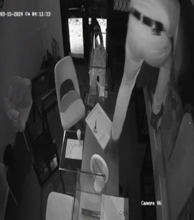 Kadıköy’de 300 bin dolarlık pırlanta hırsızlığı kamerada
