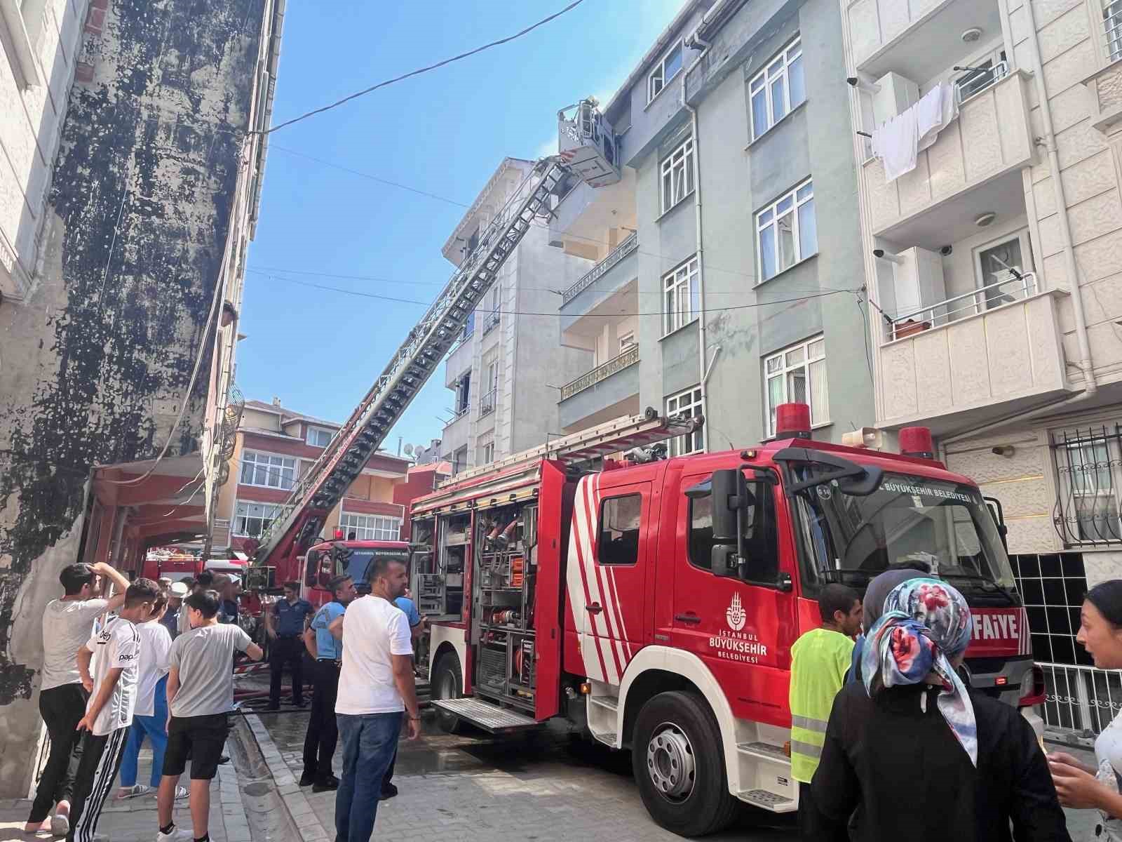 Esenyurt’ta iki bina arasındaki gecekondu alev alev yandı, korku dolu anlar yaşandı
