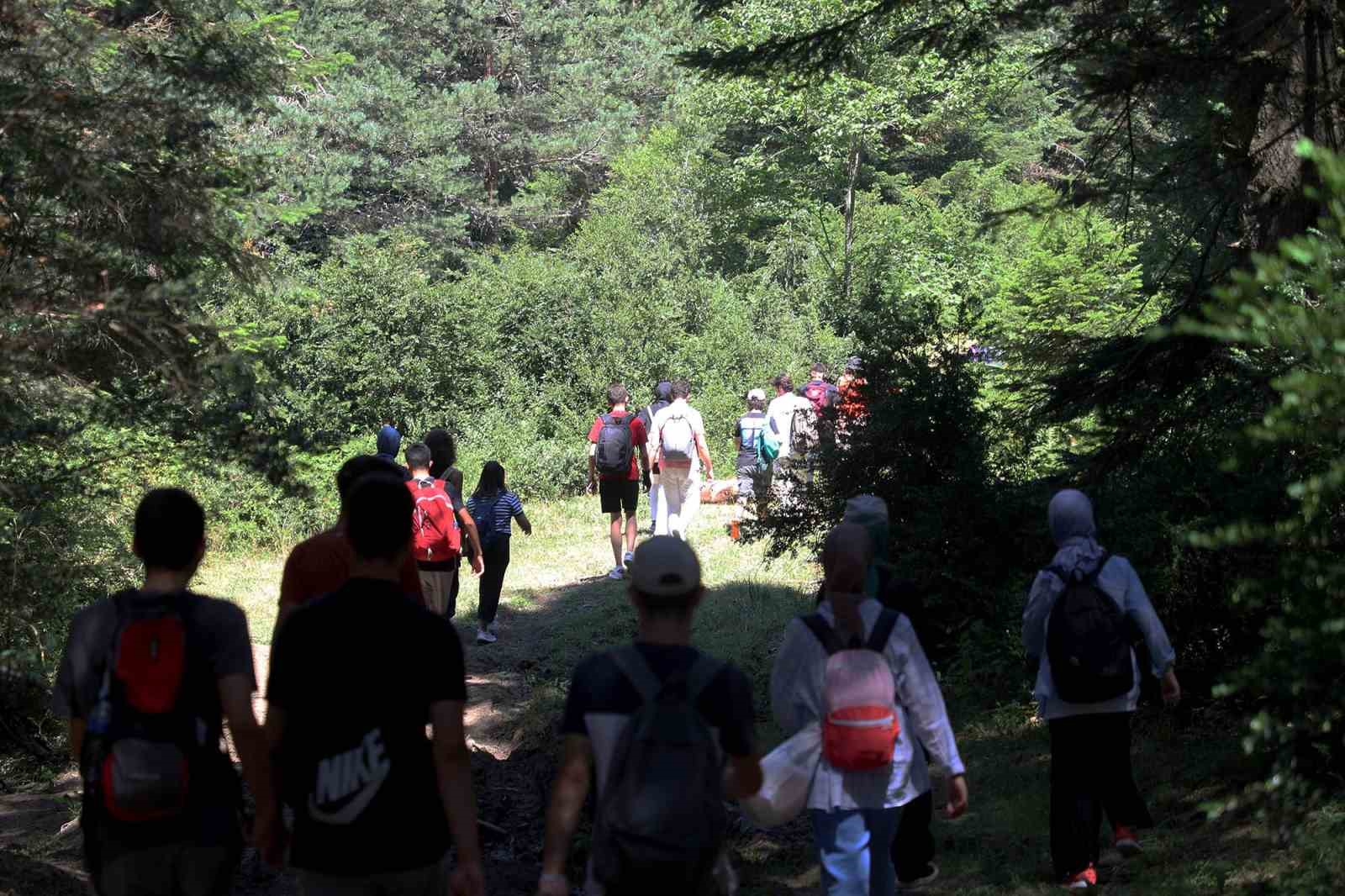 Doğa tutkunu gençler Karagöl Yaylası’nda unutulmaz bir gün yaşadı
