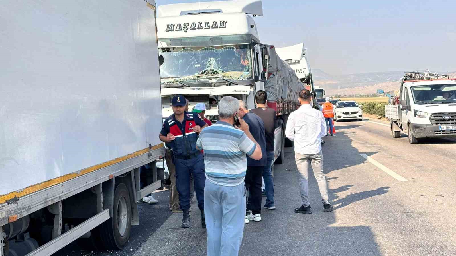 TAG Otoyolu’nda 7 araçlı zincirleme kaza: 1 ölü, 6 yaralı
