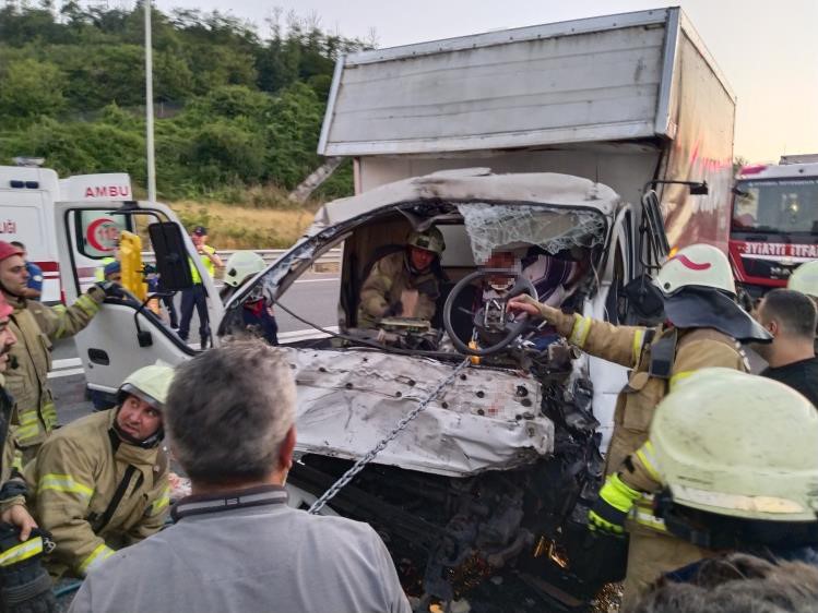 Beykoz Kuzey Marmara Otoyolu’nda 2 tır ile 1 kamyonet birbirine girdi: 3 yaralı
