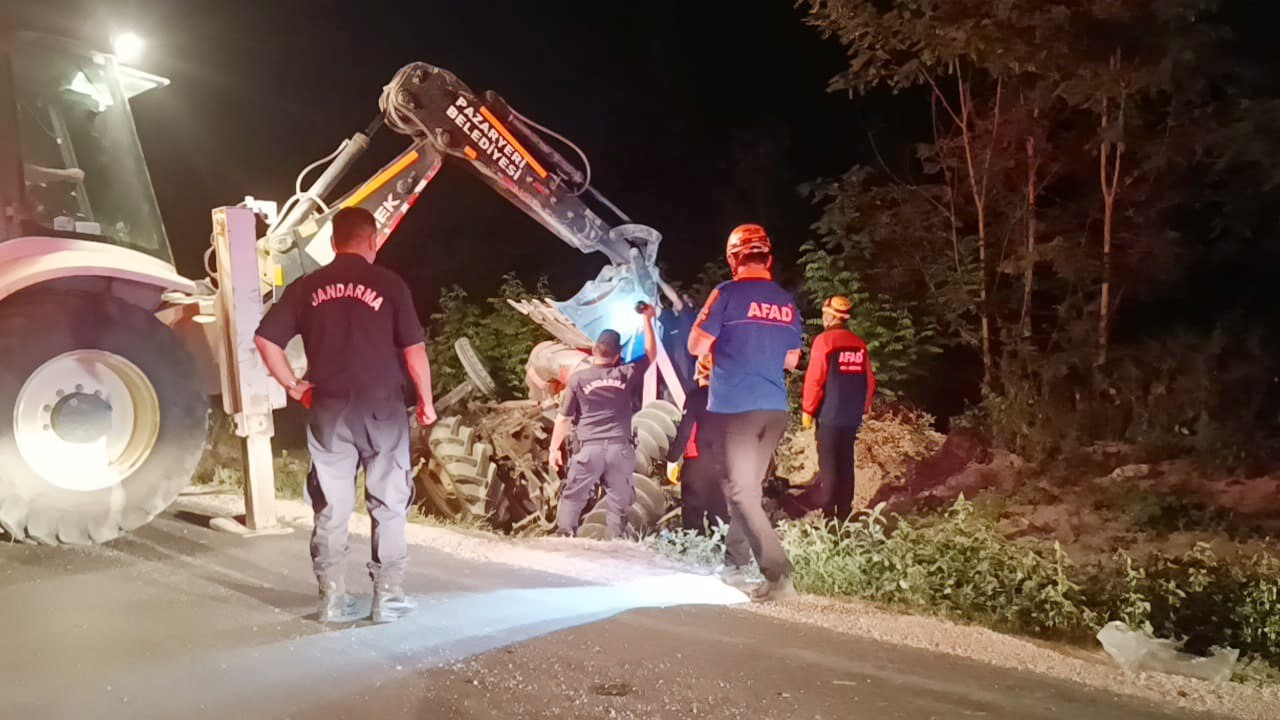 Bilecik&rsquo;te devrilen trakt&ouml;r&uuml;n altında kalan s&uuml;r&uuml;c&uuml; hayatını kaybetti
