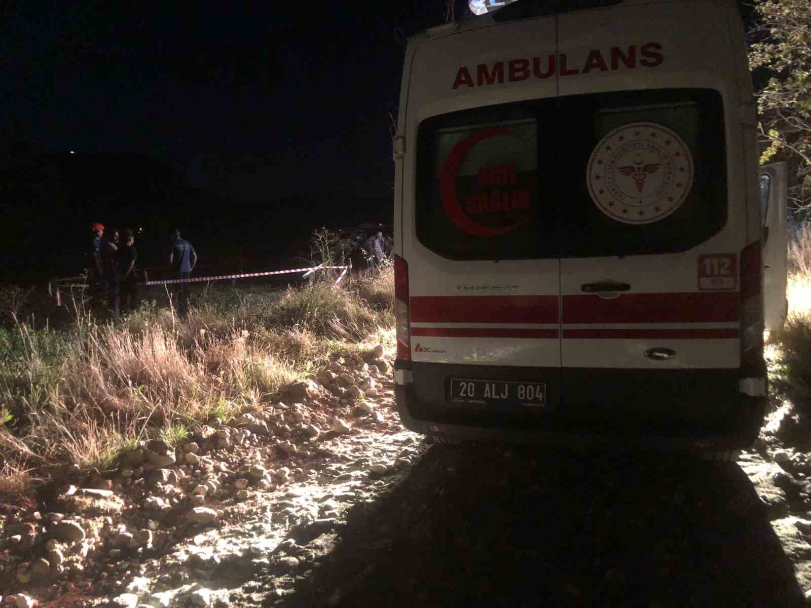 Ağaç köküne takılarak devrilen traktörün sürücüsü hayatını kaybetti