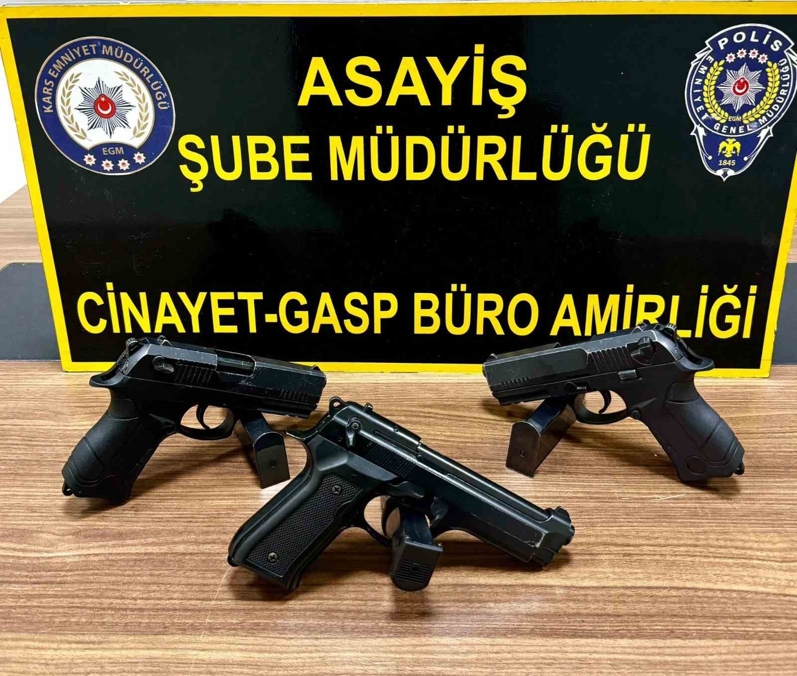 Kars&rsquo;ta silah ve m&uuml;himmat ele ge&ccedil;irildi
