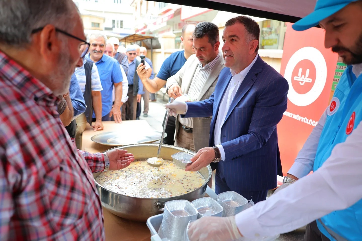 İl Müftülüğünce Bayburt’ta vatandaşlara aşure ikram edildi
