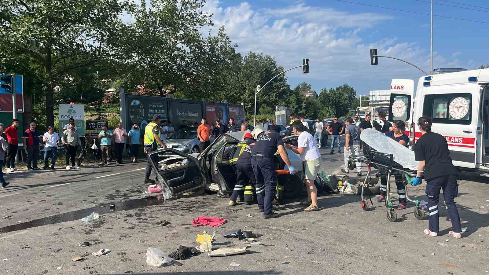 Kocaeli’de kamyon ışıkta bekleyen otomobillerin arasına daldı: 2 kardeş öldü, anne ağır yaralı
