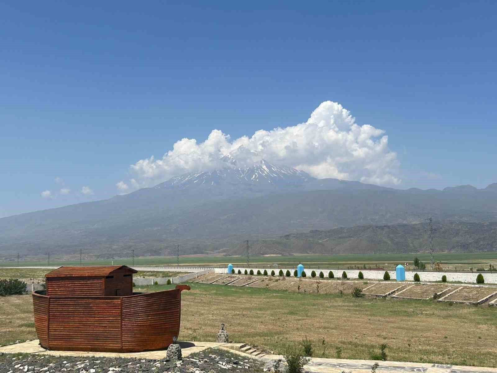 Ağrı Dağı’ tırmanışı sırasında hayatını kaybeden 10 dağcı anıldı
