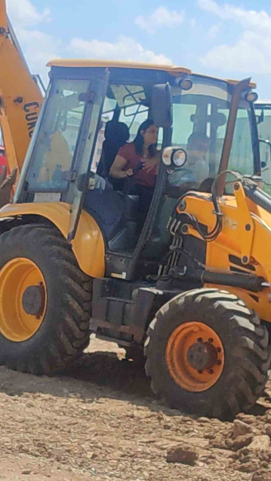İş makinesi merakı 42 yaşındaki kadını operat&ouml;r yaptı
