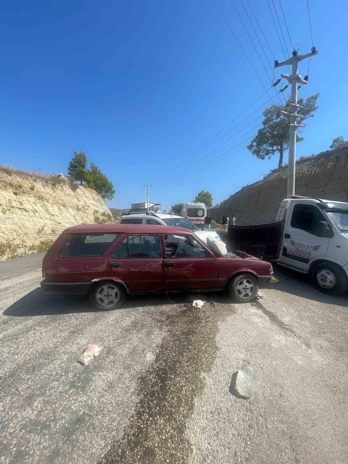 Otomobil ile hafif ticari araç kafa kafaya çarpıştı: 2 yaralı
