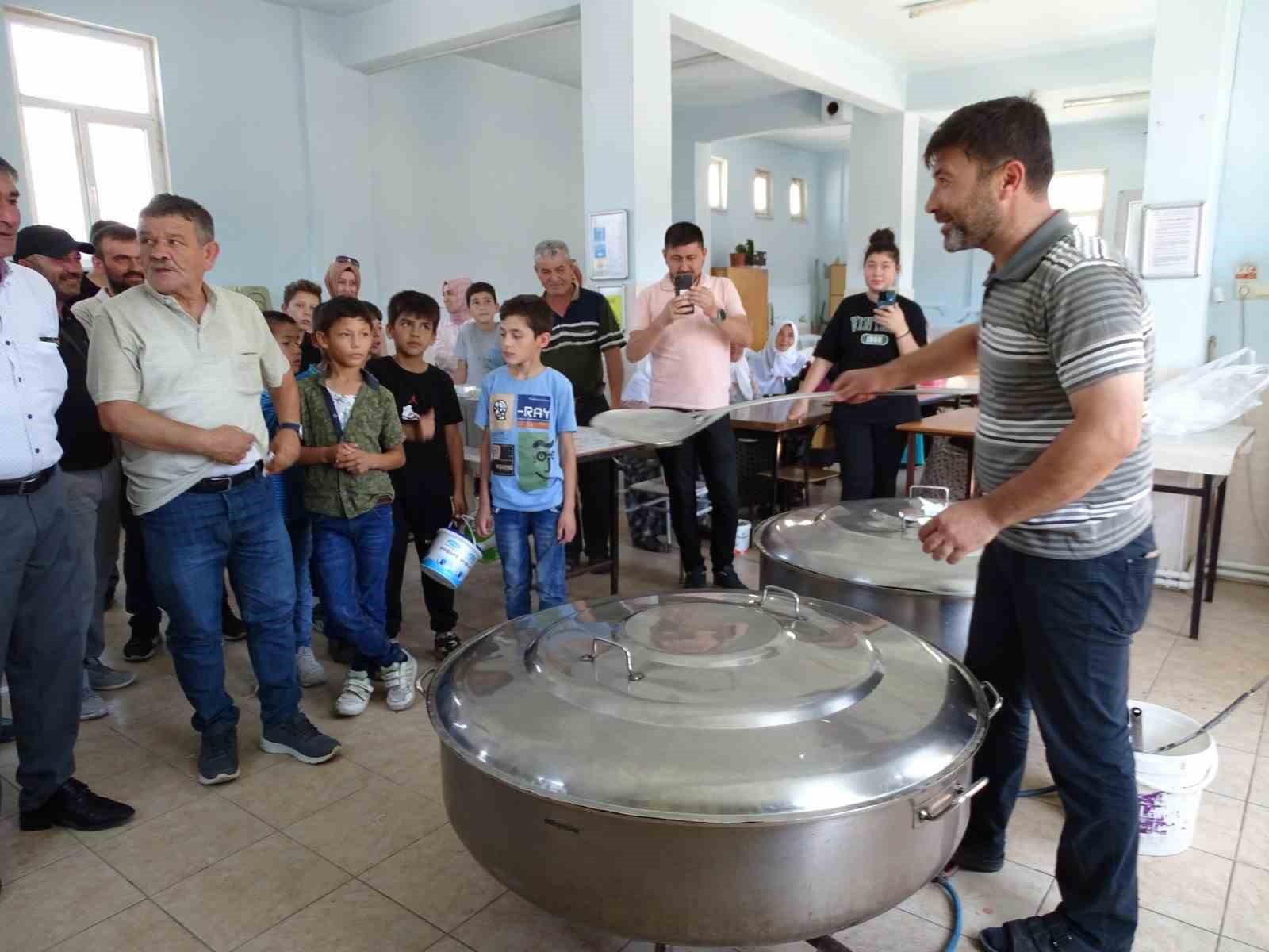 K&ouml;y&uuml;n geleneksel aşuresini 14 yıldır imam pişiriyor
