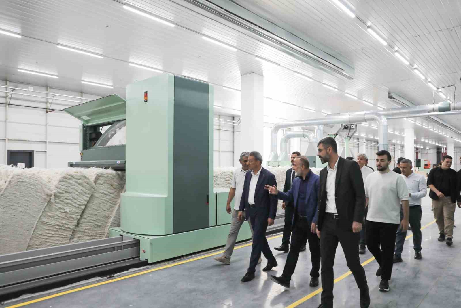 Yeni a&ccedil;ılan iplik fabrikasına ziyaret
