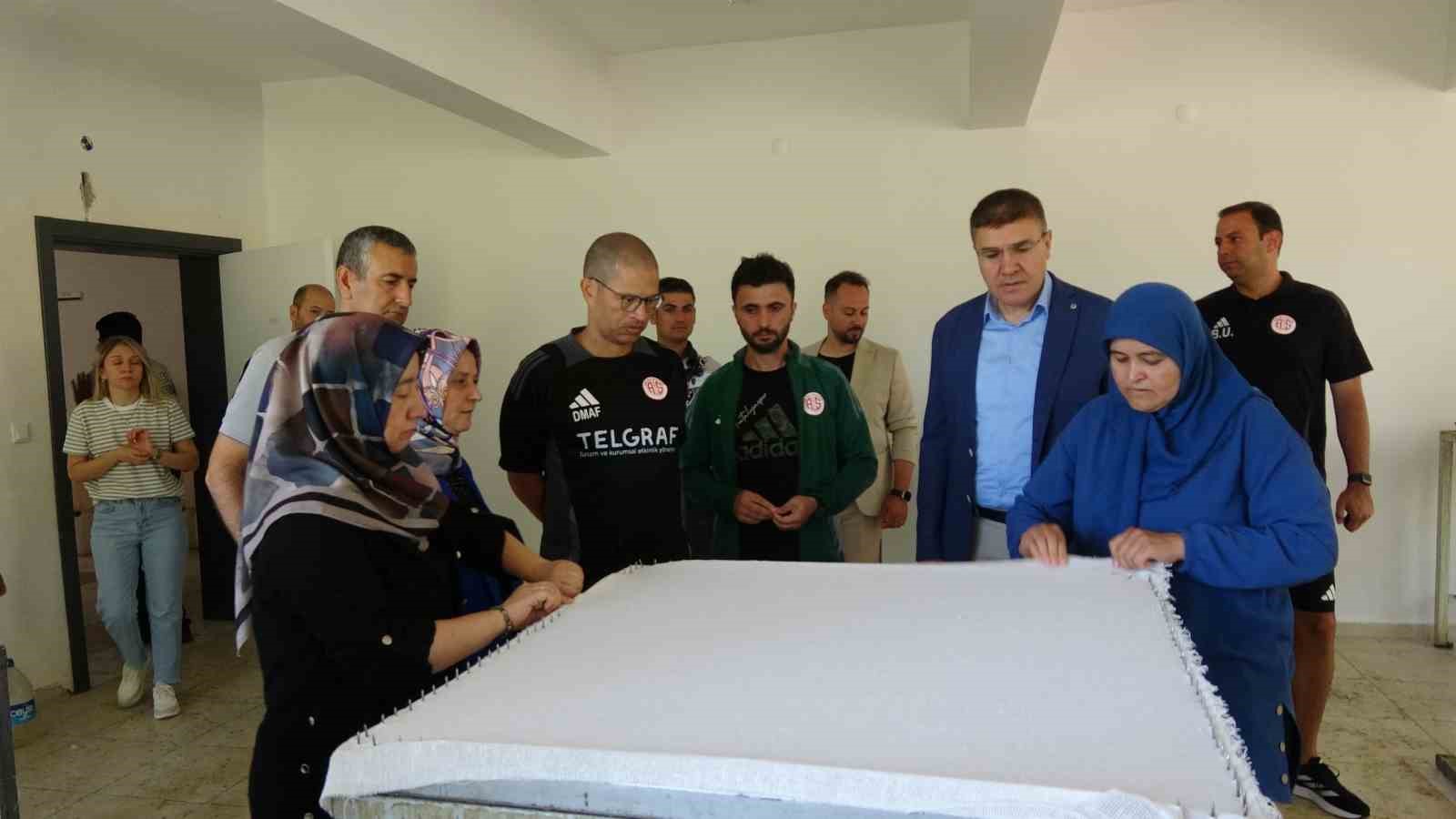 Alex de Souza, kadın girişimcilerin top dikim at&ouml;lyesinde incelemelerde bulundu
