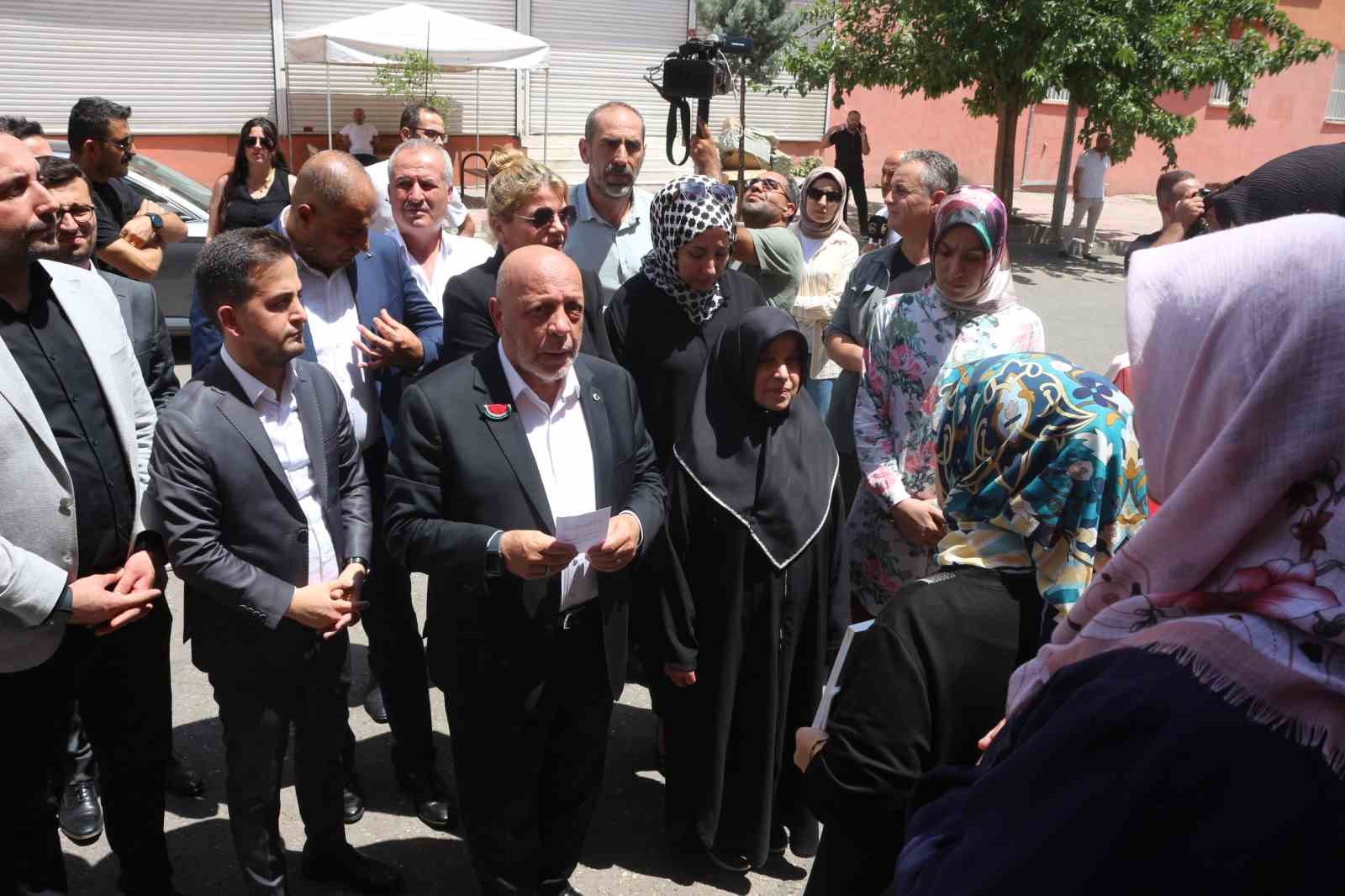 HAK-İŞ Genel Başkanı Arslan, bin 781 g&uuml;nd&uuml;r evlat n&ouml;betinde olan ailelerle g&ouml;r&uuml;şt&uuml;
