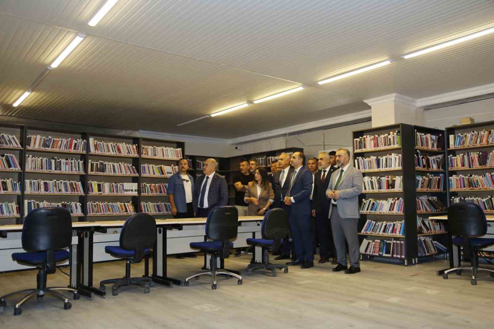 Vali Dağlı&rsquo;dan &ouml;ğrencilere &rsquo;bol bol kitap okuyun&rsquo; tavsiyesi
