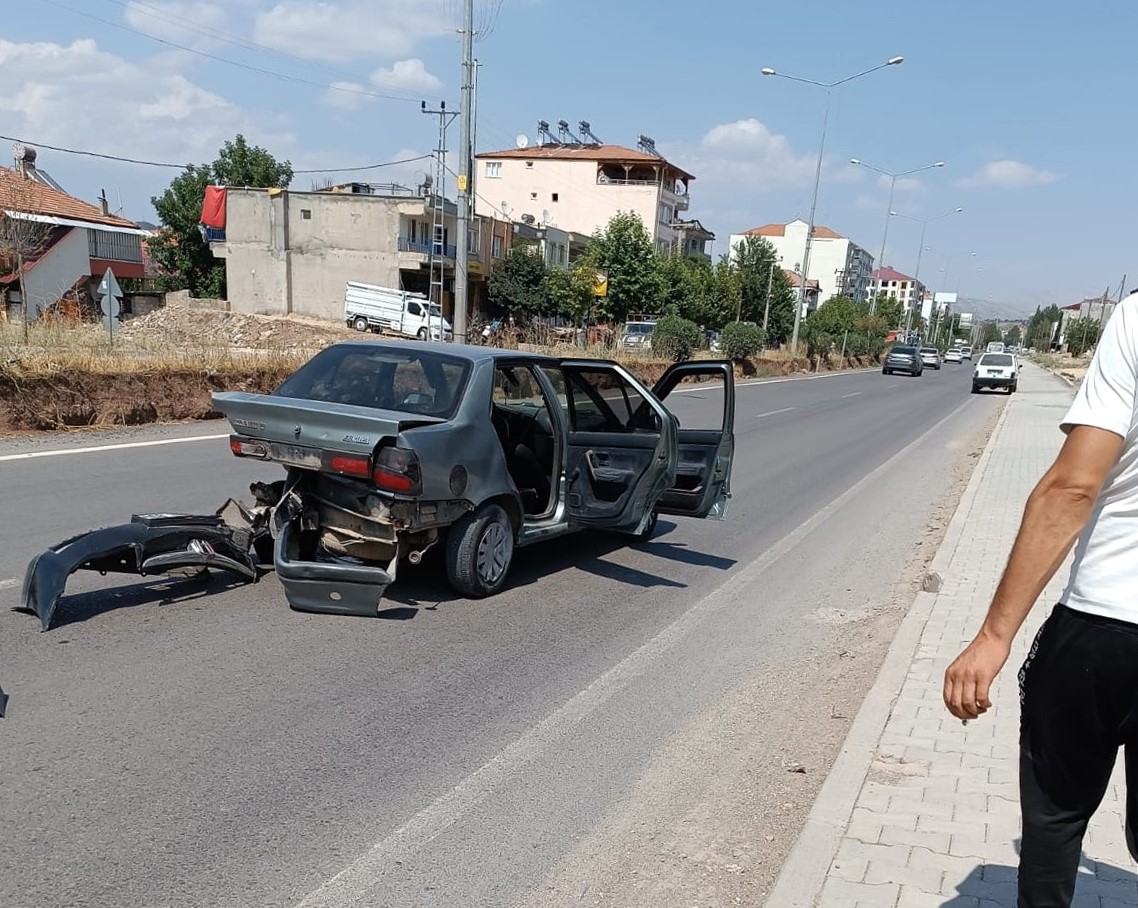 Gölbaşı’nda iki otomobil çarpıştı: 2 Yaralı
