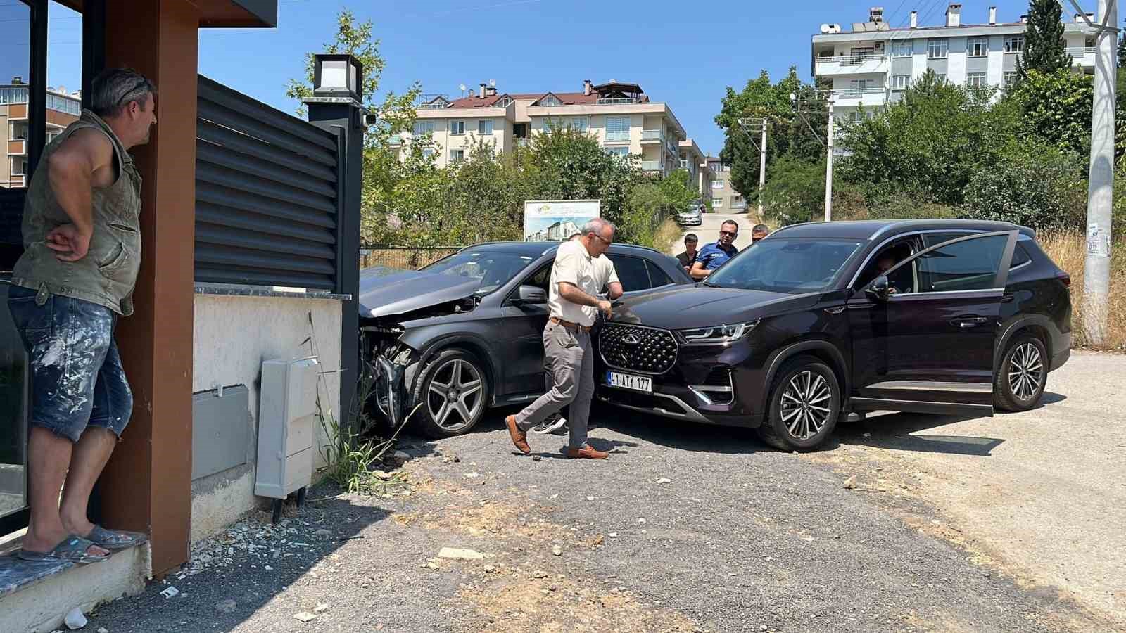 Otomobil önce cipe, ardından duvara çarptı
