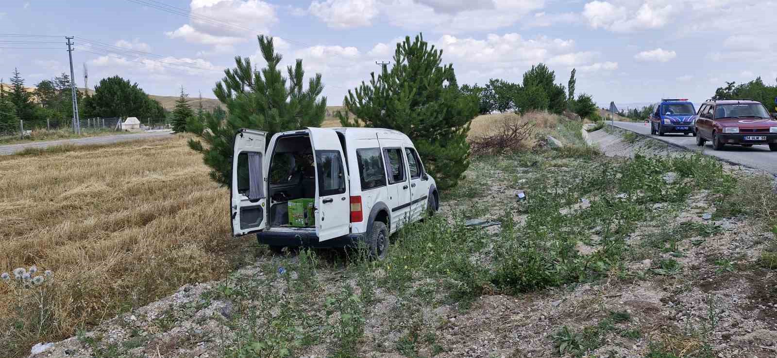 Kontrolden çıkan araç tarlaya uçtu: 2’si çocuk 7 yaralı