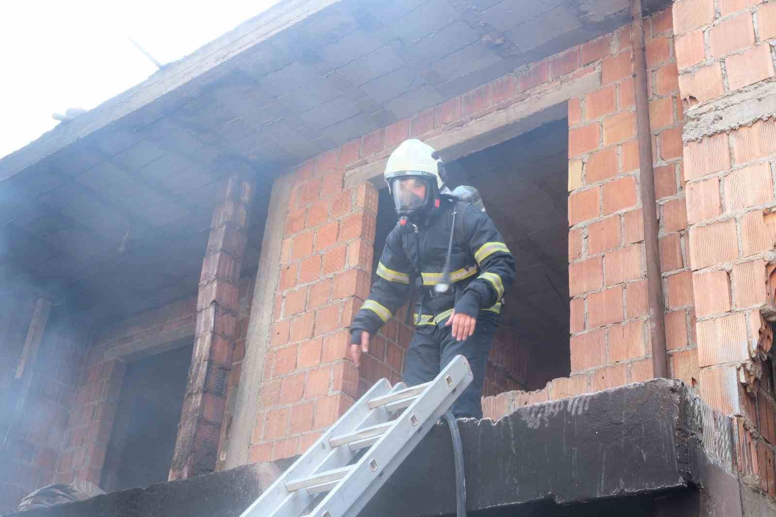 Kadın kocasına kızıp evi ateşe verdi, kendii de yandı
