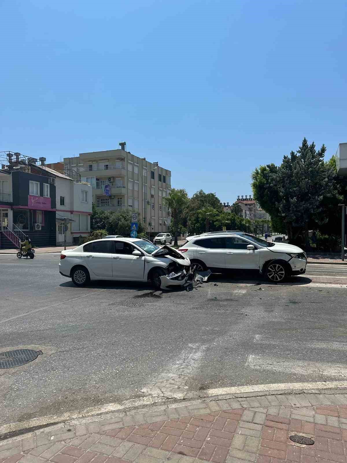 Manavgat’ta iki otomobil çarpıştı: 1 yaralı
