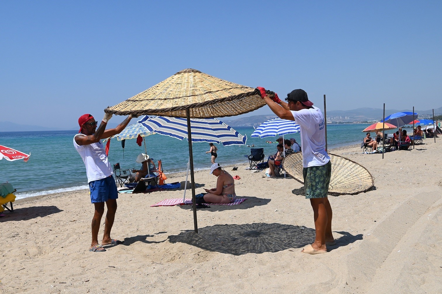 Kuşadası’nda ücretsiz şezlong ve şemsiye uygulaması devam ediyor
