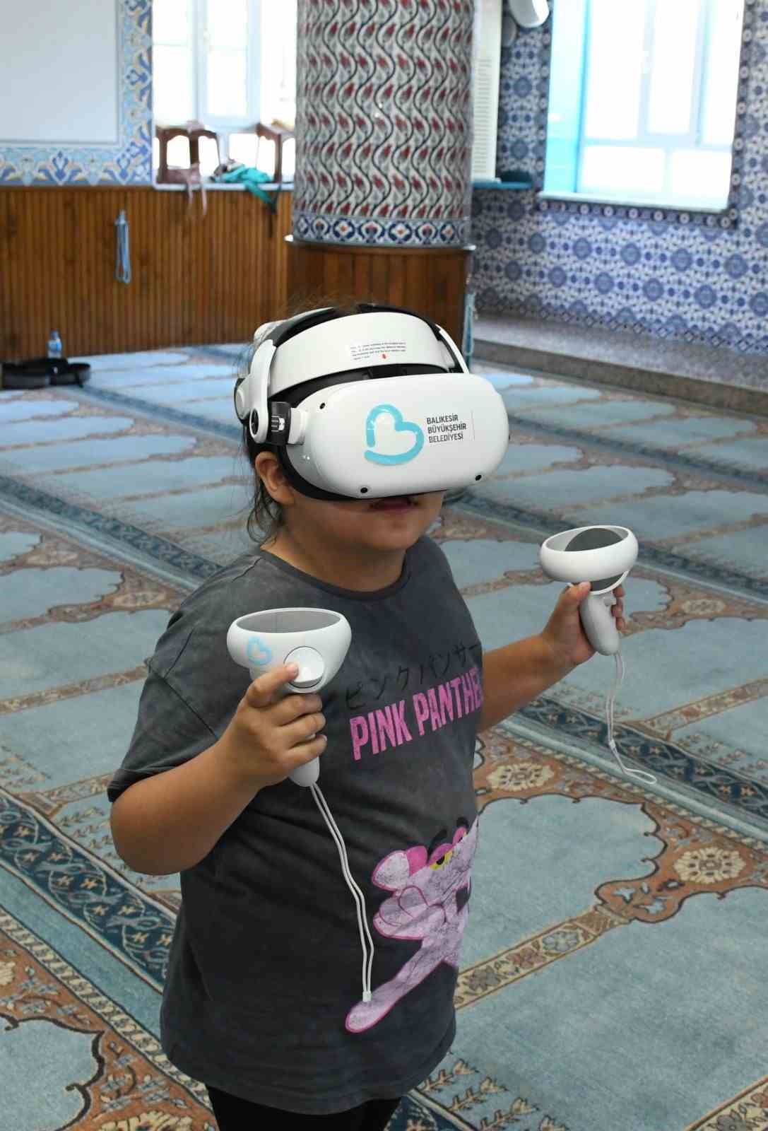 &Ccedil;ocuklar sanal ger&ccedil;eklik g&ouml;zl&uuml;kleriyle Roller Coaster&rsquo;a bindi
