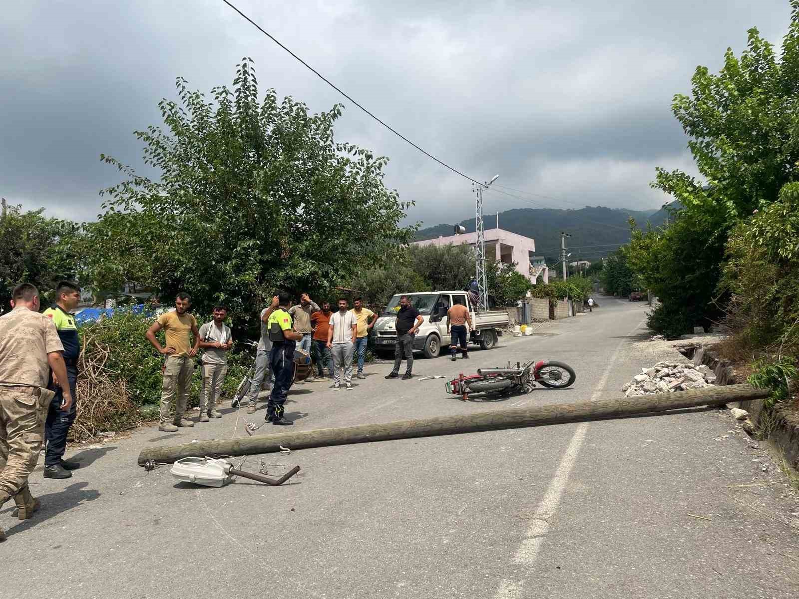 Üzerine elektrik direği devrilen şahıs yaralandı
