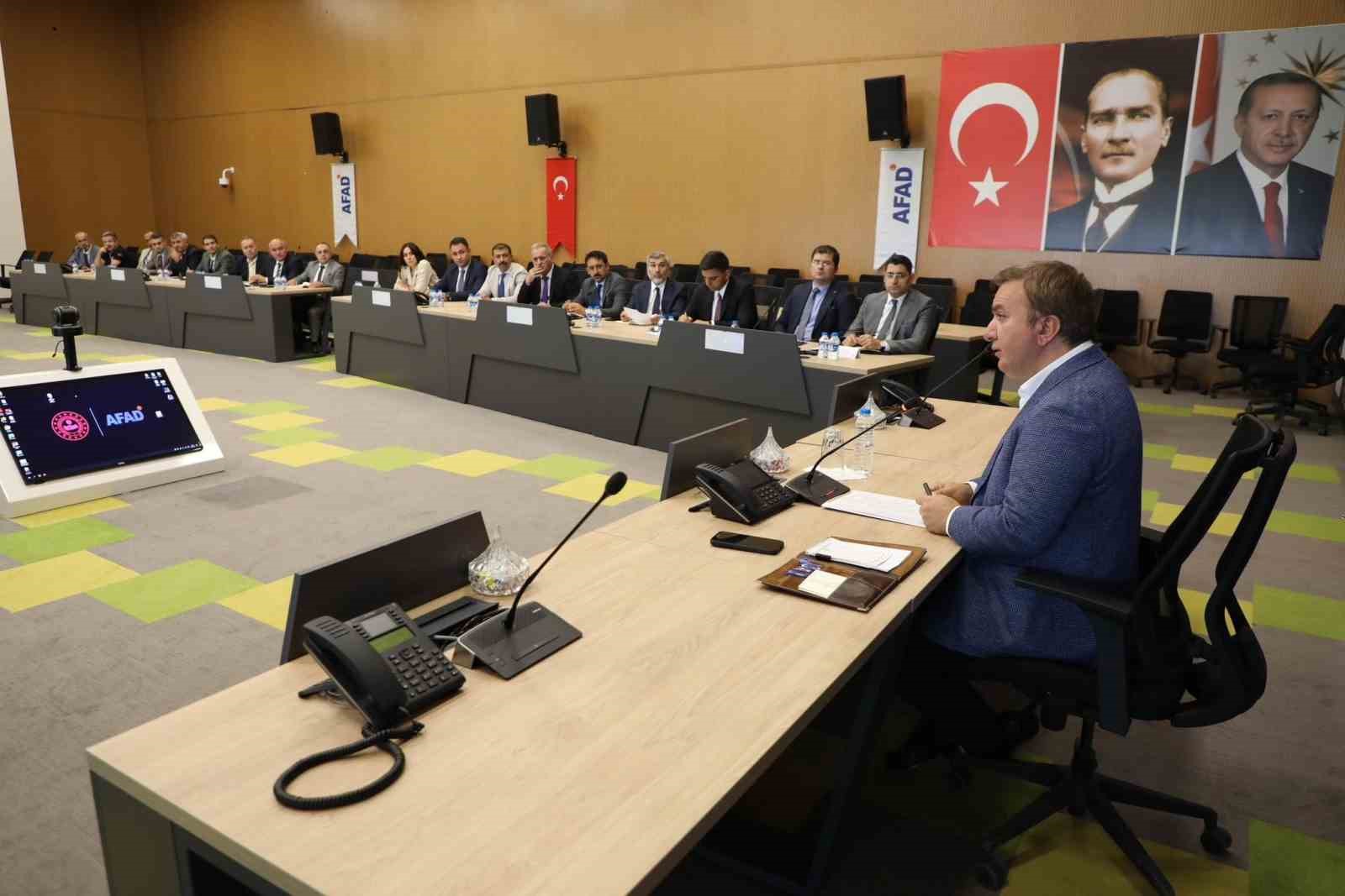 Erzincan&rsquo;da kurum m&uuml;d&uuml;rleriyle toplantı yapıldı
