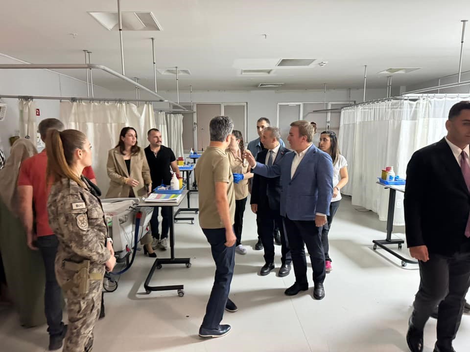 Vali Aydoğdu&rsquo;dan hastanede tedavi g&ouml;ren şehit annesine ziyaret
