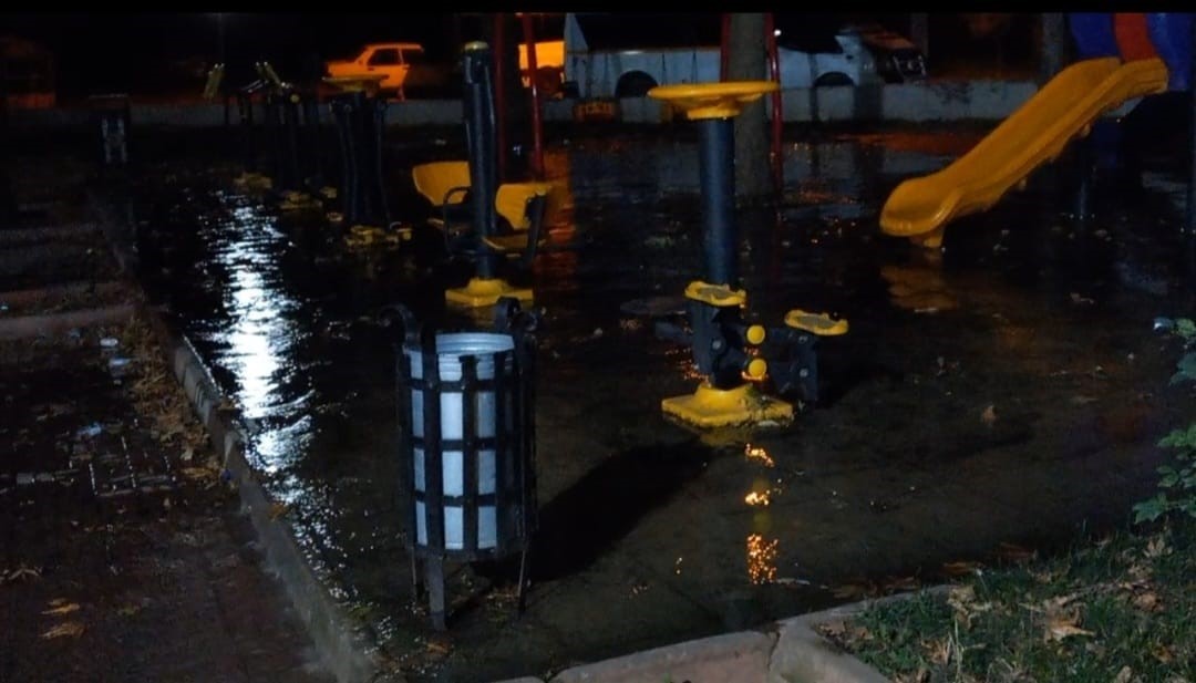 Malatya’da çocuk parkında patlayan su borusu yapılmayınca vatandaş çileden çıktı