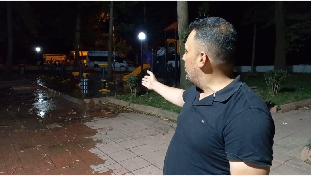 Malatya&rsquo;da &ccedil;ocuk parkında patlayan su borusu yapılmayınca vatandaş &ccedil;ileden &ccedil;ıktı
