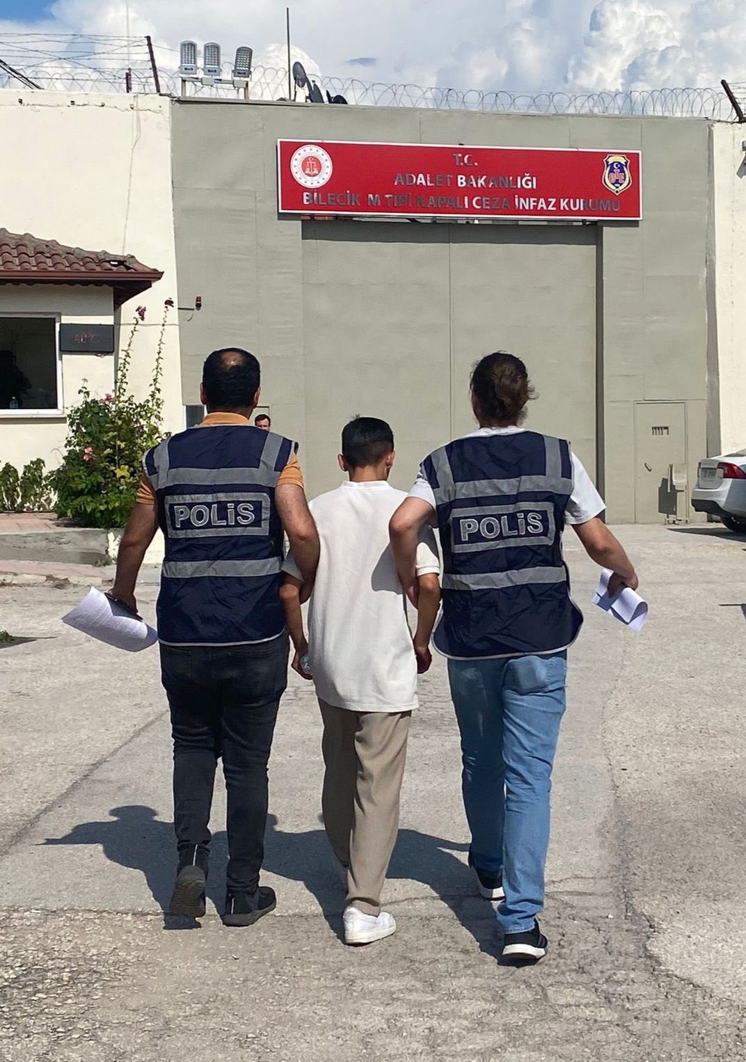 Televizyon hırsızlığı olayını ger&ccedil;ekleştiren ş&uuml;pheli &ccedil;ocuk &ccedil;ıktı
