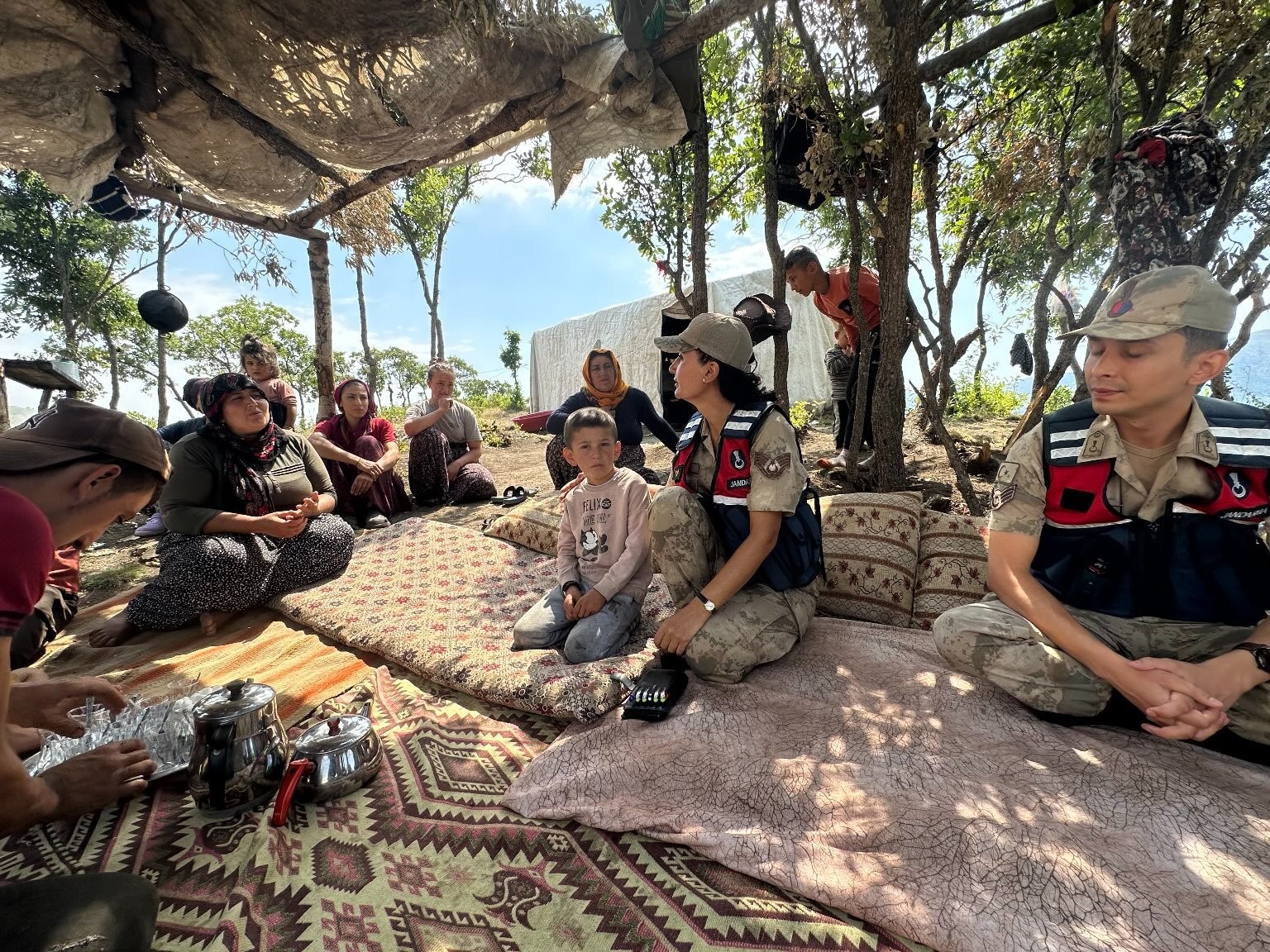 Jandarmadan &ccedil;ocuklara şefkat eli
