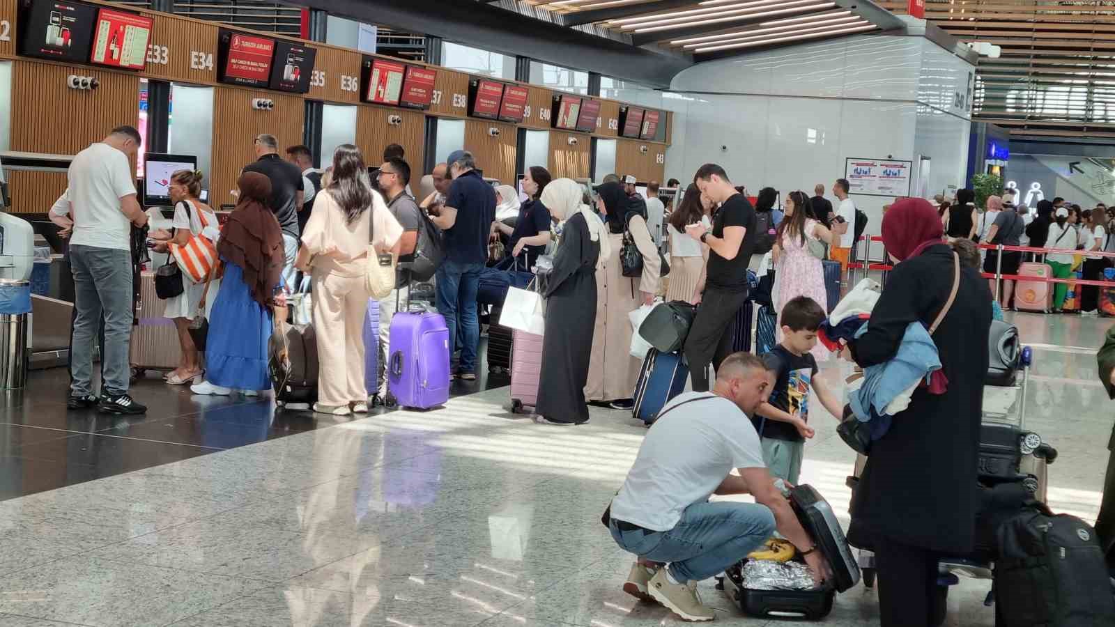 İstanbul Havalimanı&rsquo;nda yazılım sistemindeki k&uuml;resel sıkıntı nedeniyle tedirginlik hakim
