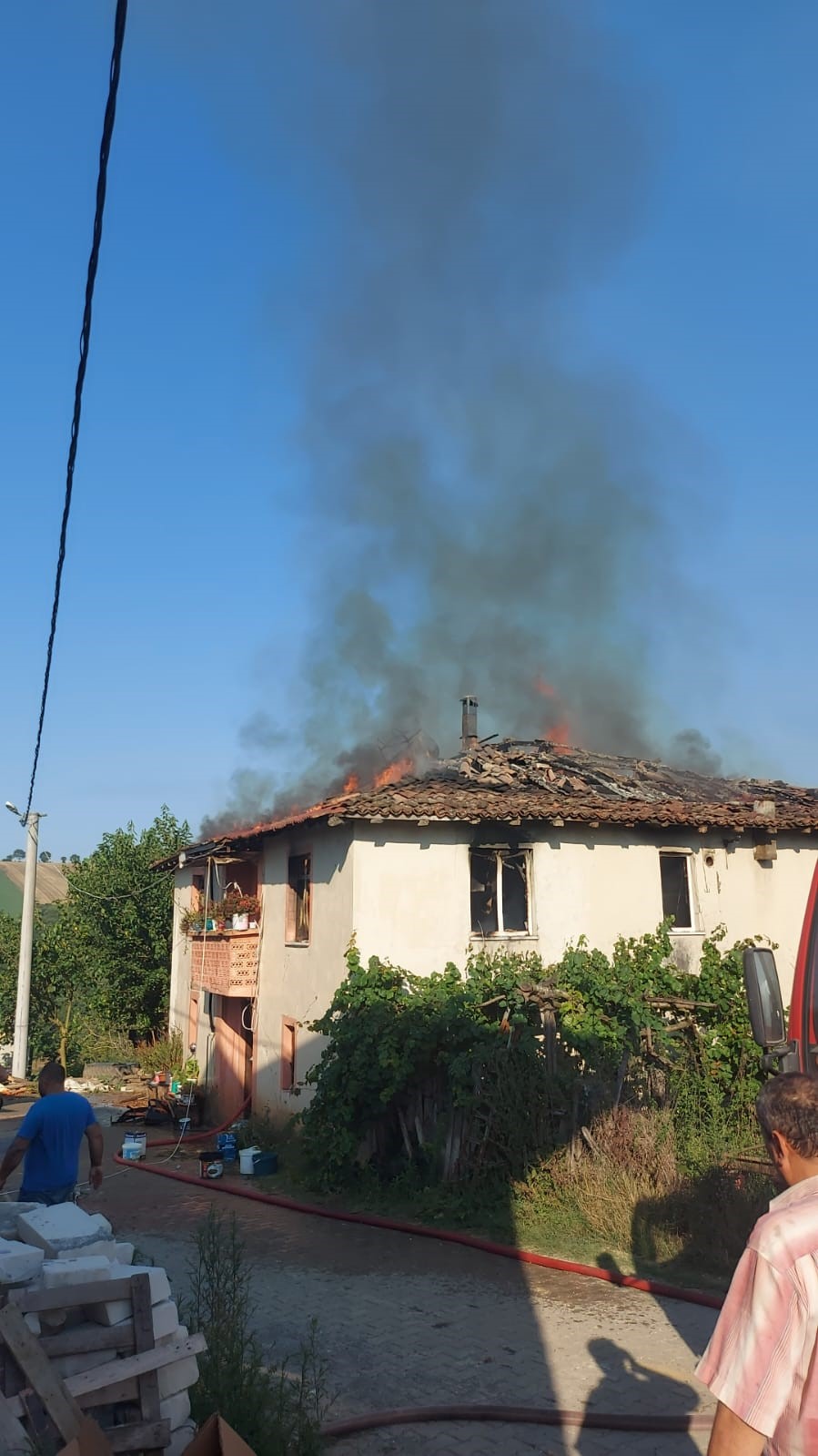 İki katlı evde yangın paniği: 1 kişi dumandan etkilendi
