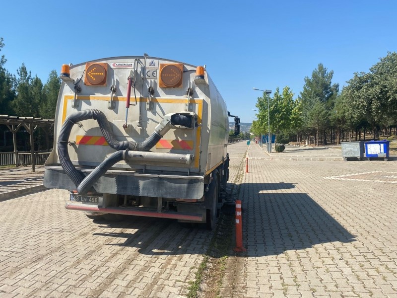 Gediz&rsquo;de festival alanı temizleniyor
