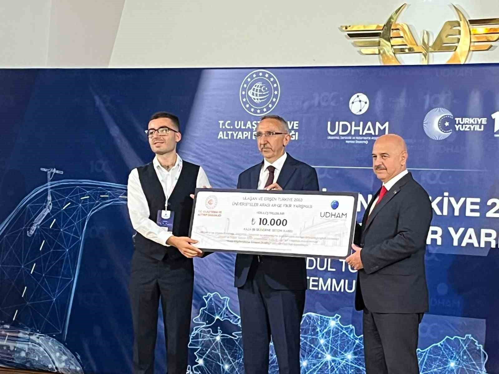 Düzce Üniversitesi “Ulaşan ve Erişen Türkiye 2053” yarışmasından ödülle döndü