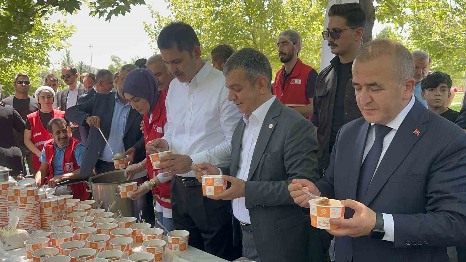 Bakan Kurum, cuma sonrası vatandaşlara aşure ikram etti