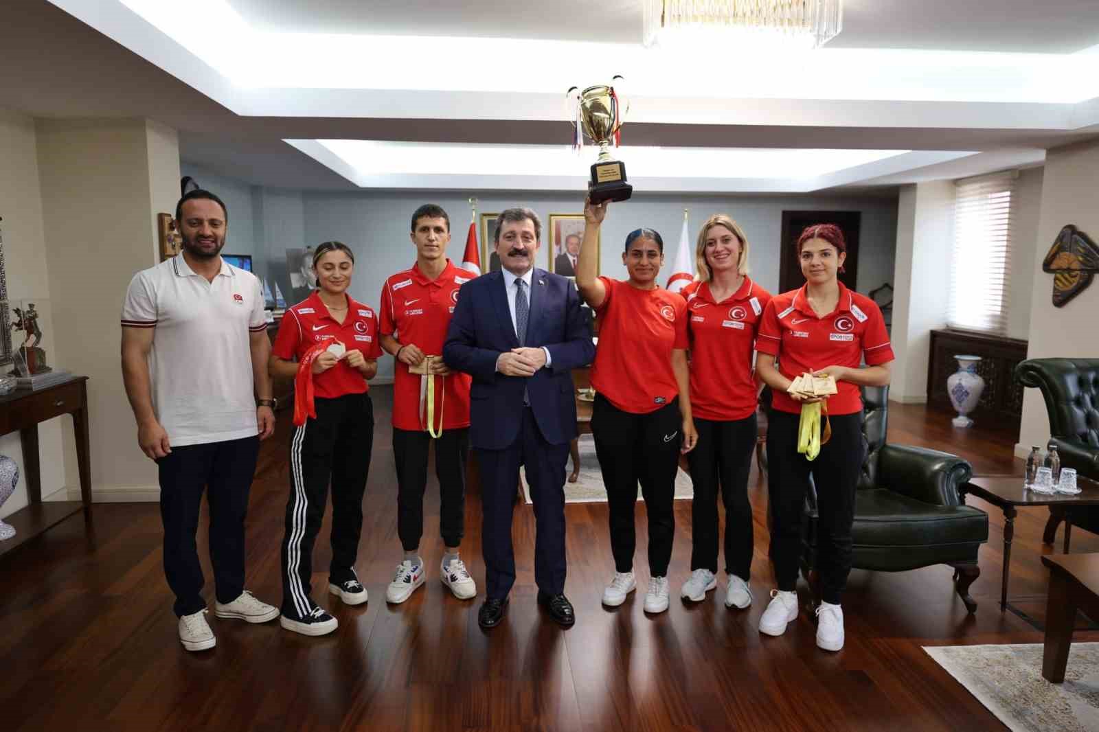 Vali Tavlı&rsquo;dan T&uuml;rkiye&rsquo;nin gururu &ouml;zel sporculara tebrik
