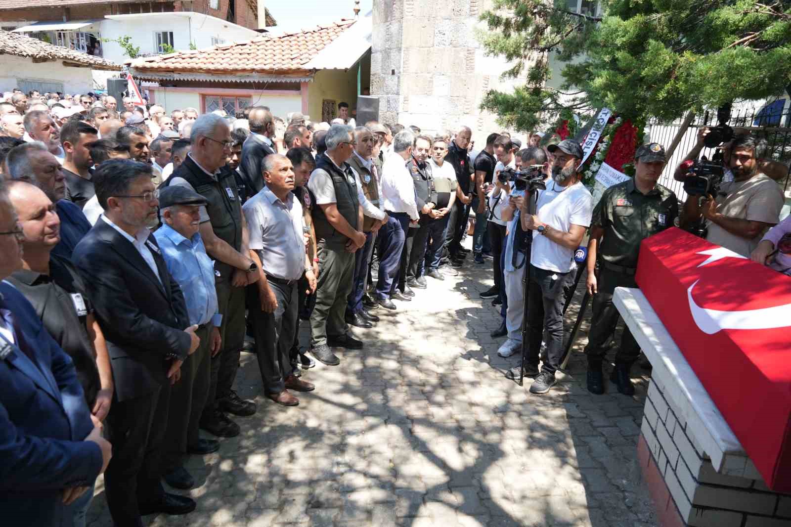 Bakan Yumaklı, şehit orman müdürünün cenazesine katıldı
