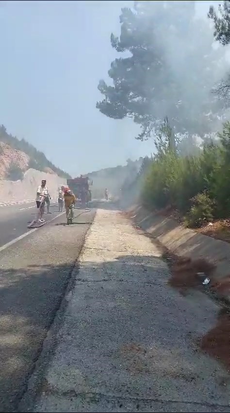 Alev topuna d&ouml;nen minib&uuml;s, ormanı tutuşturdu
