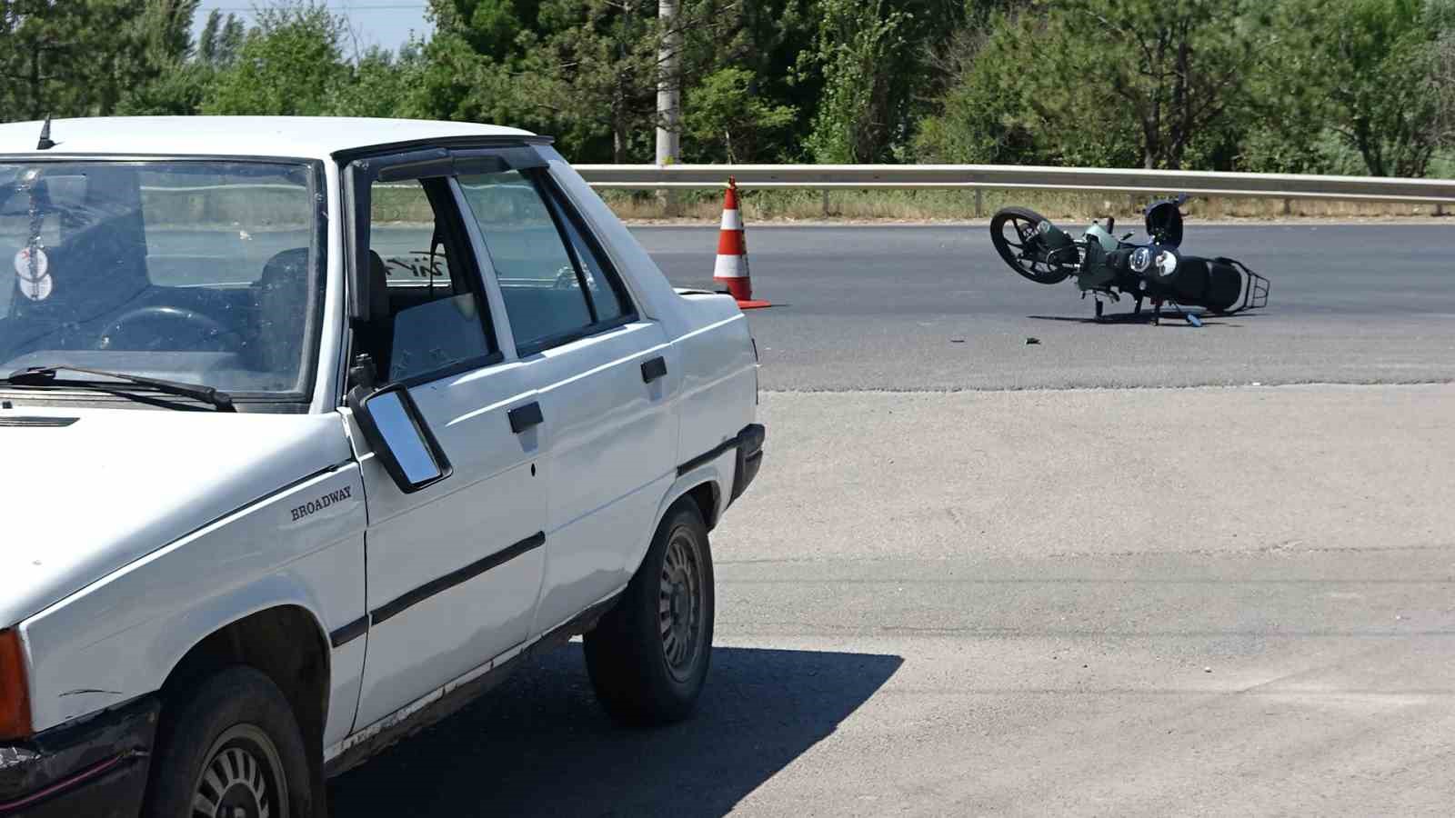 Otomobil ile motosiklet &ccedil;arpıştı, 1 yaralı
